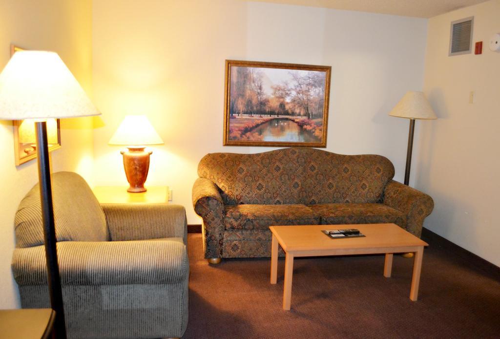 Fossil Creek Hotel & Suites Russell Oda fotoğraf